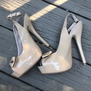 Tan bow heels 4"